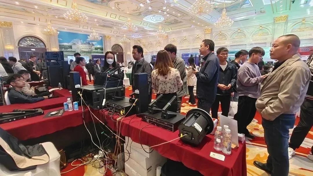 声光视讯巡展昆明站圆满成功!哲闻科技(泊尔品牌)的数字物联会议系统DCS-101DMX惊艳全场(图2) 客户交流